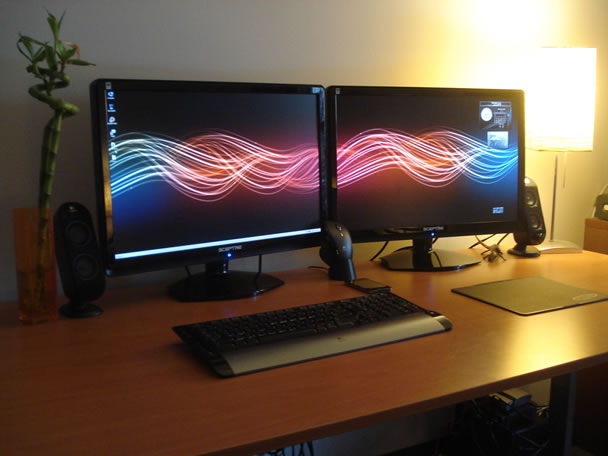 Trippy Background Dual Monitor setup posted by TheSandman2236 on hardforums. 